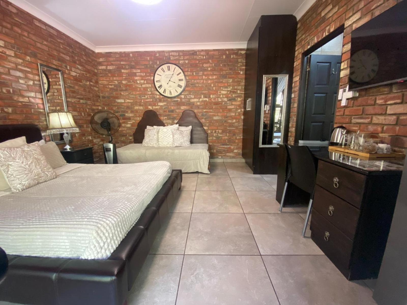 Aloe Guesthouse Клерксдорп Номер фото